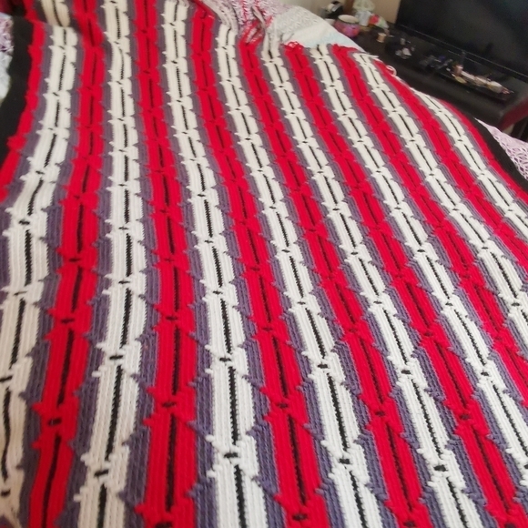 Stunning Cosy red grey throw/blanket - Picture 4 of 8